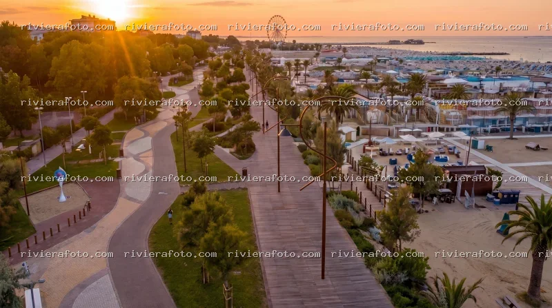 Tramonto sul Lungomare e le Spiagge di Rimini con la Ruota Panoramica