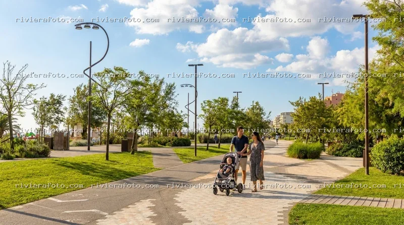 Passeggiata sul Lungomare di Rimini nella Riviera Romagnola