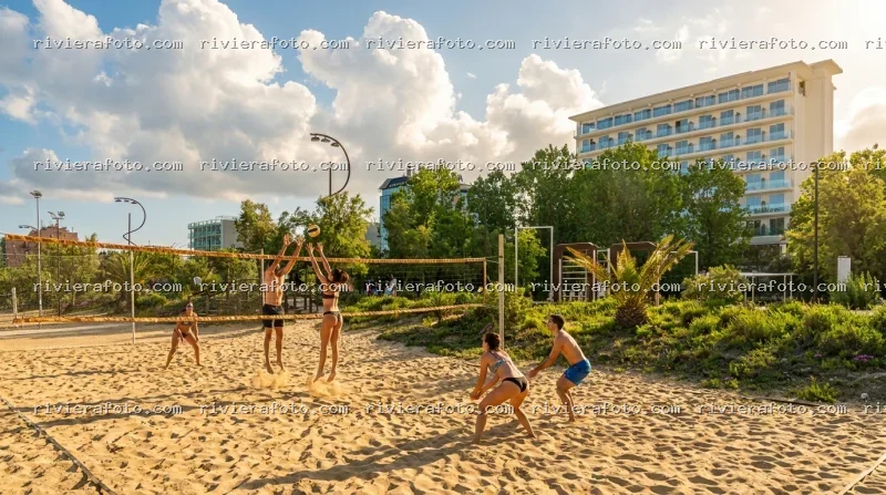 Partita di Beach Volley a Rimini sulla Riviera Romagnola al tramonto