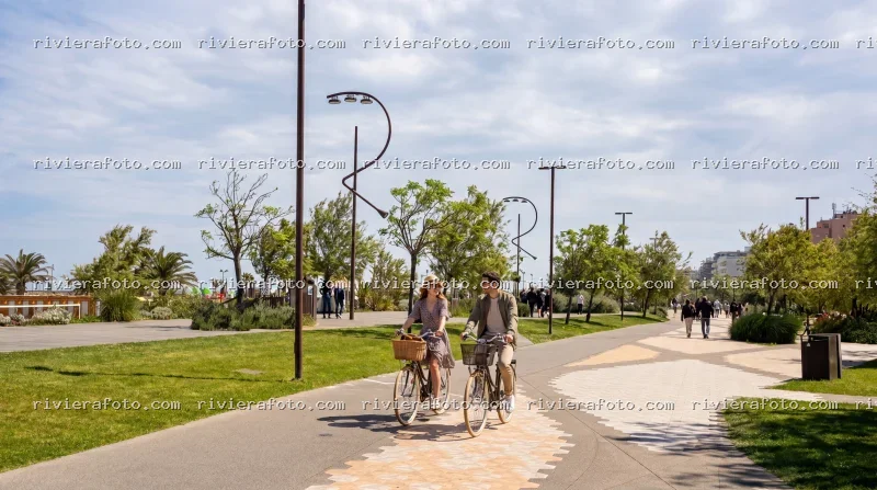 Ciclisti e passeggiata lungo la Riviera Romagnola a Rimini