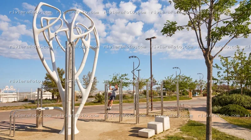 Area fitness moderna e lungomare sulla Riviera Romagnola a Rimini