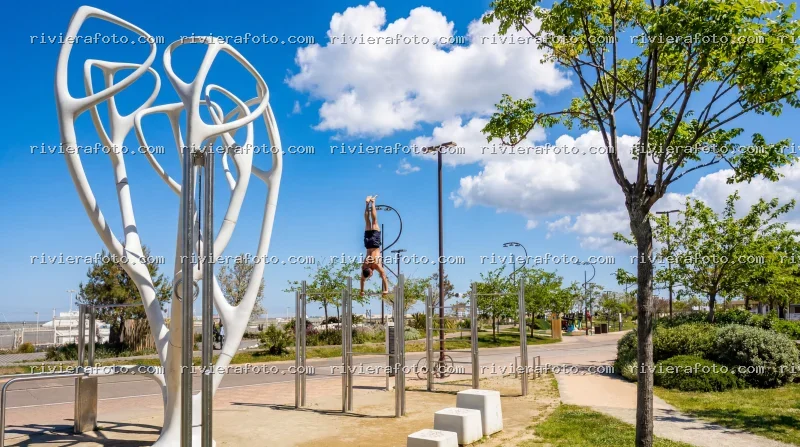Attività fitness e scultura moderna sul lungomare di Rimini