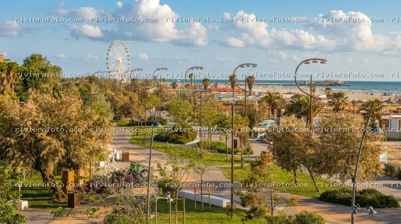 Panorama costiero con Ruota Panoramica e spiaggia a Rimini