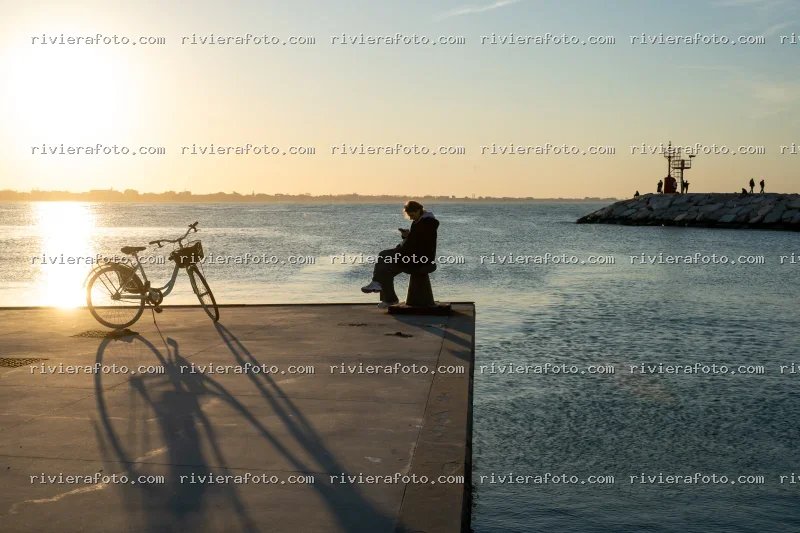 Tramonto sul Molo di Rimini nella Riviera Romagnola