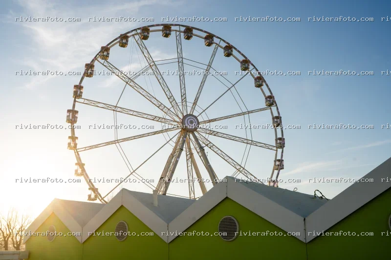Ruota Panoramica a Rimini sulla Riviera Romagnola al tramonto