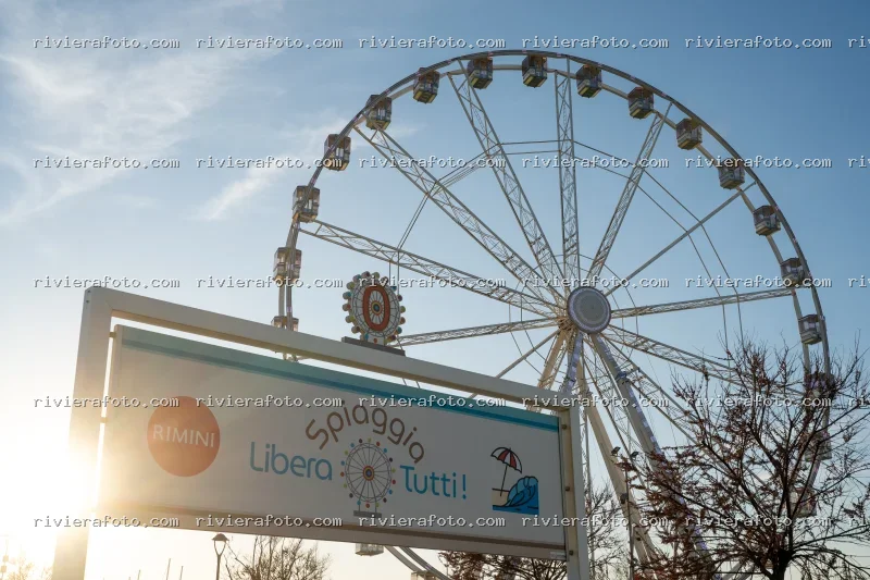 La Ruota Panoramica e il Benvenuto alla Spiaggia di Rimini