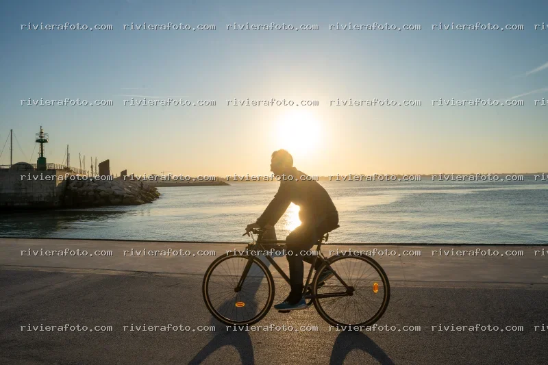 Ciclismo al tramonto sul lungomare di Rimini, nella Riviera Romagnola