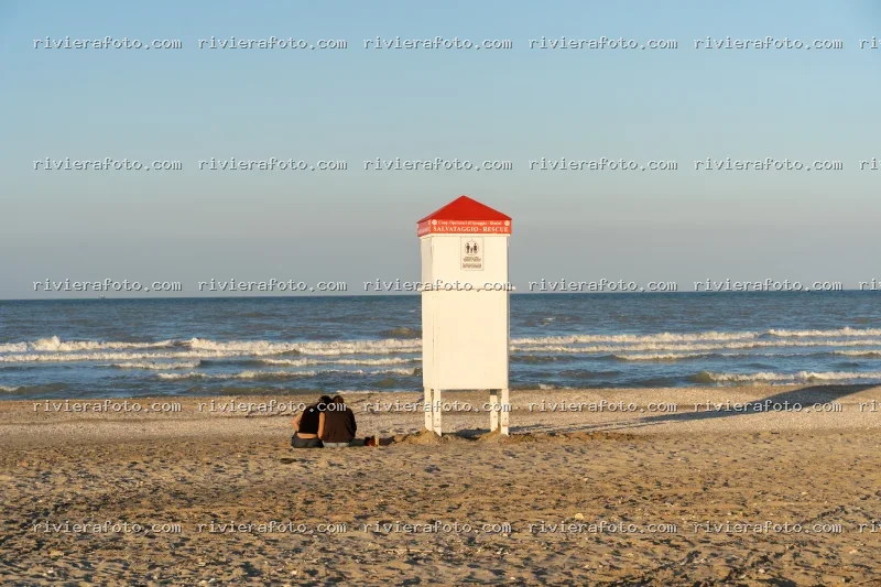 Spiaggia di Rimini: Torre di Salvataggio e Relax sul Mare