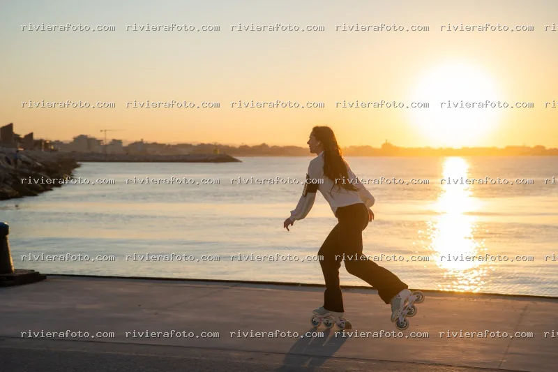 Rollerblading al tramonto sulla passeggiata di Rimini nella Riviera Romagnola