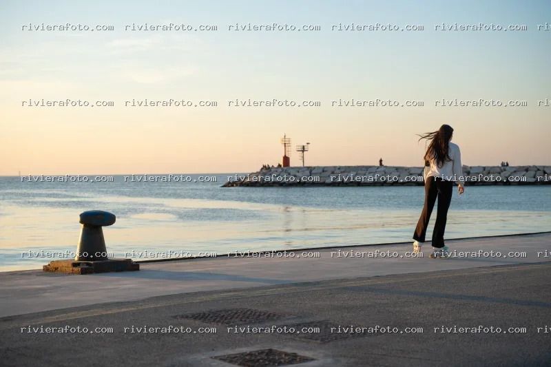 Pattinando al tramonto sul lungomare di Rimini, sulla Riviera Romagnola