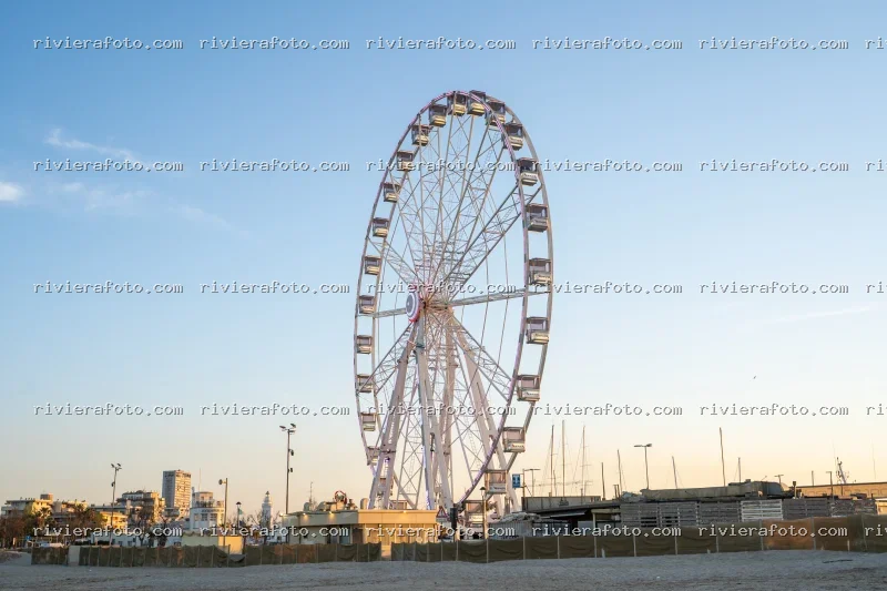 La Ruota Panoramica di Rimini al tramonto sulla spiaggia