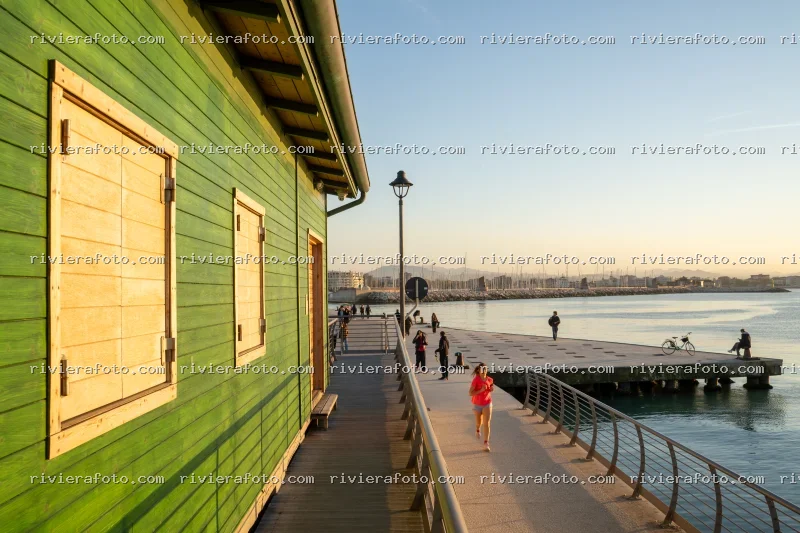 Porto e passeggiata a Rimini, sulla Riviera Romagnola, al tramonto