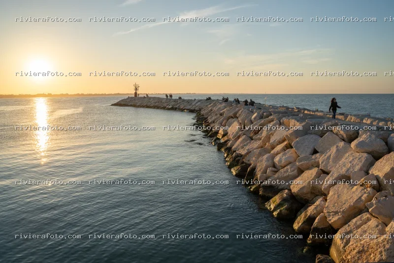 Tramonto sul molo di Rimini sulla Riviera Romagnola