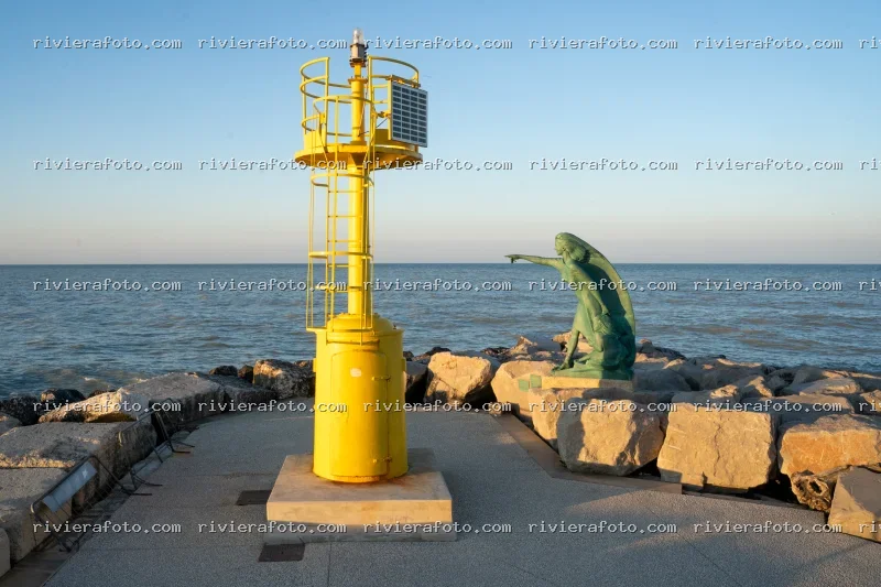 Monumento in Bronzo alla Sposa del Marinaio al Molo di Rimini