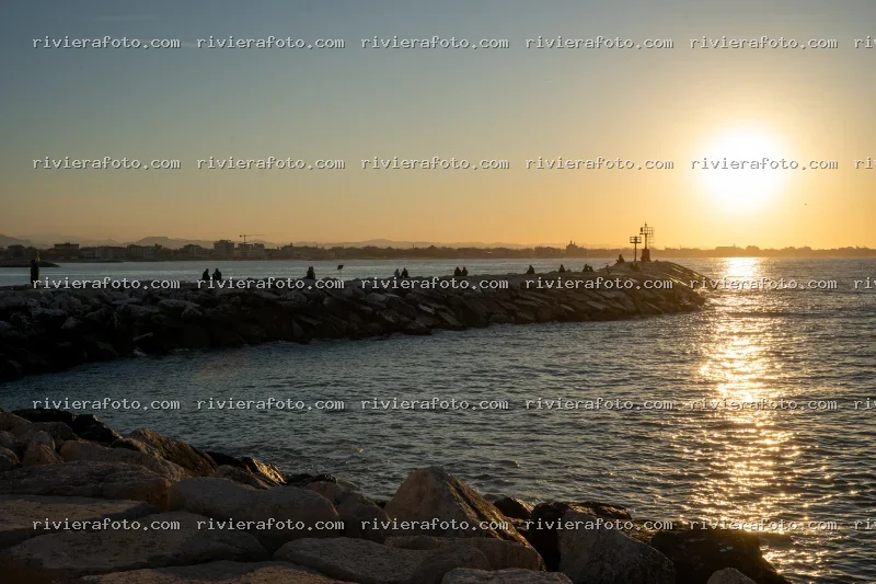 Tramonto sul molo di Rimini, sulla Riviera Romagnola