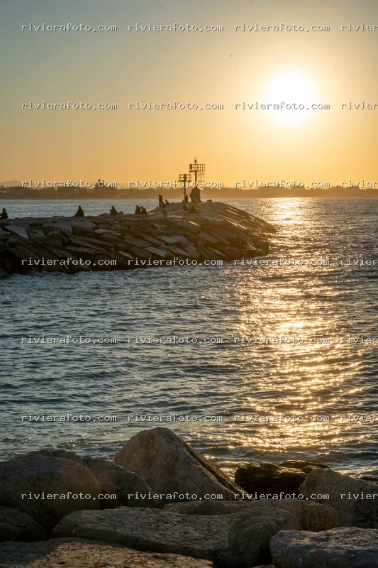 Tramonto sul molo di Rimini, in Riviera Romagnola