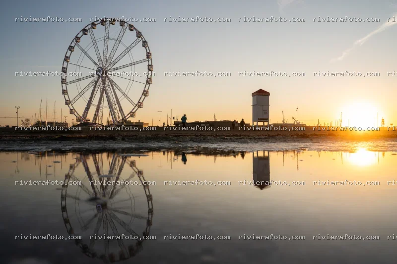Tramonto sulla spiaggia di Rimini con Ruota Panoramica