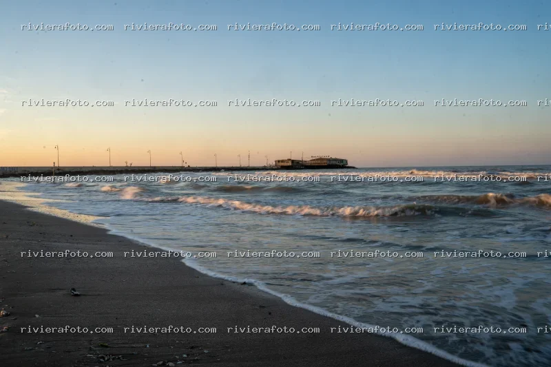 Tramonto sul mare di Rimini con il Rockisland
