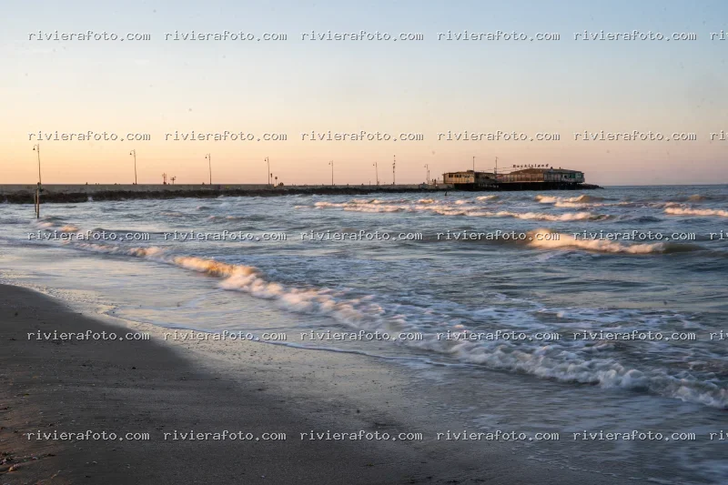 Spiaggia di Rimini e il Rockisland al tramonto