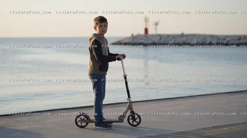Attività di tempo libero sul molo di Rimini, sulla Riviera Romagnola