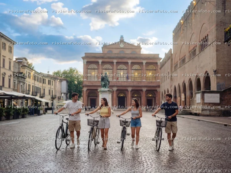 Piazza Cavour a Rimini: Esplorando il centro storico in bicicletta