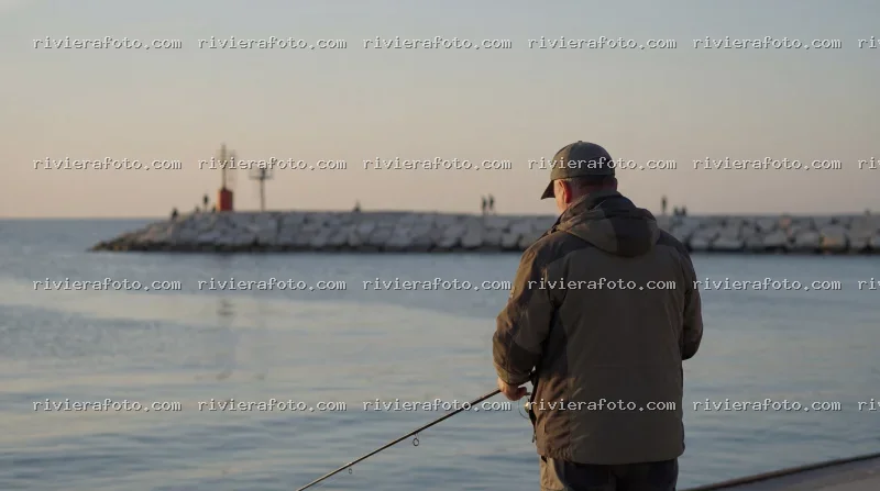 Pesca ricreativa sul molo di Rimini, sulla Riviera Romagnola