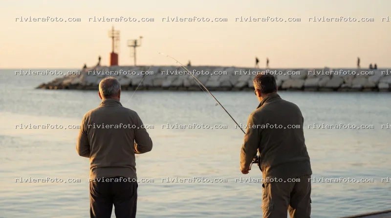 Pesca ricreativa al tramonto a Rimini sulla Riviera Romagnola