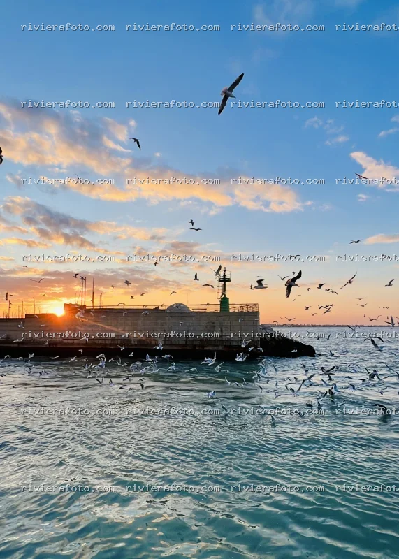 Tramonto dorato sul molo di Rimini in Riviera Romagnola