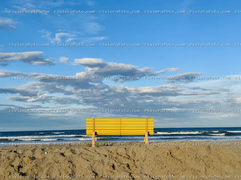 Panchina Gialla sulla Spiaggia di Rimini, sulla Riviera Romagnola