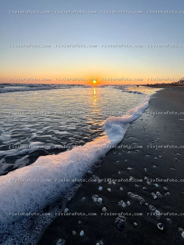 Alba sulla spiaggia di Rimini, sulla Riviera Romagnola