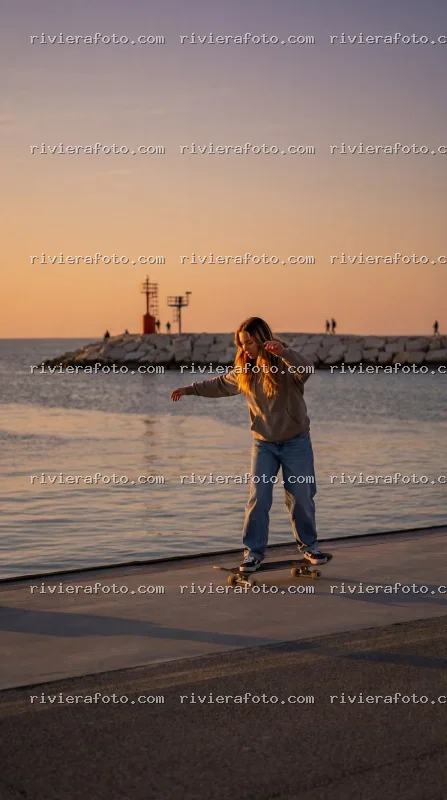 Skateboarding al tramonto sul molo della Riviera Romagnola