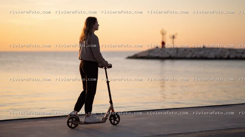 Tramonto sul molo di Rimini in Riviera Romagnola con monopattino