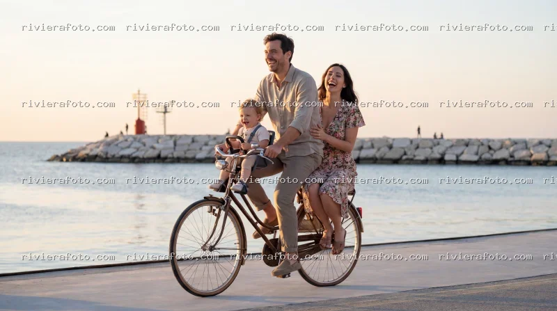 Famiglia in bicicletta sul lungomare di Rimini sulla Riviera Romagnola