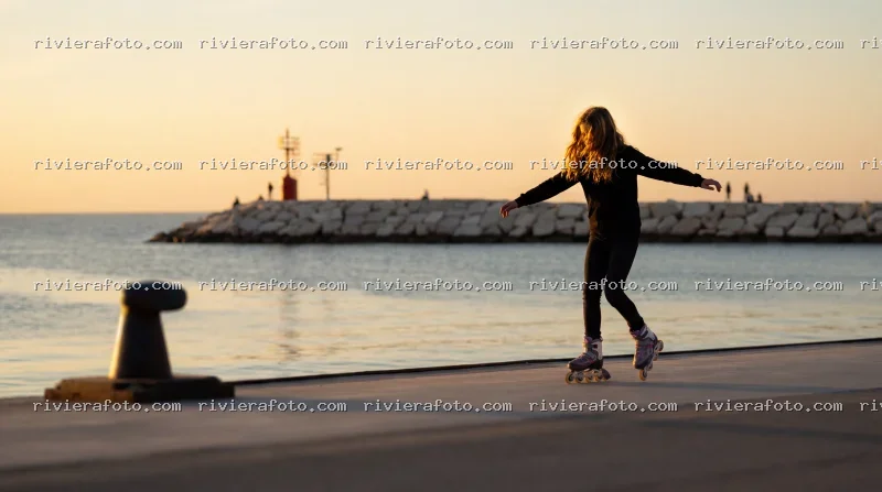 Rollerblading al tramonto sul molo di Rimini, sulla Riviera Romagnola
