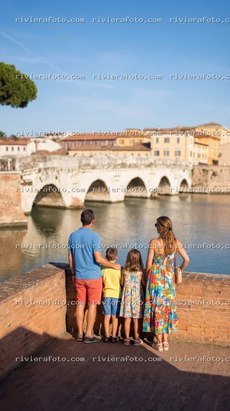 Famiglia ammira il Ponte di Tiberio a Rimini