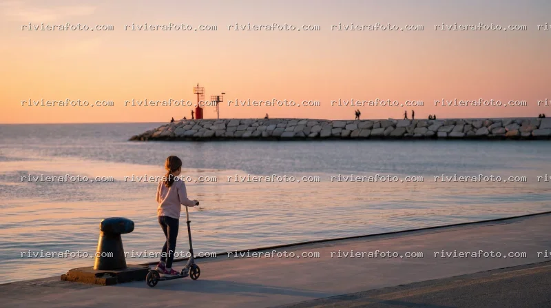 Tramonto sul molo di Rimini sulla Riviera Romagnola
