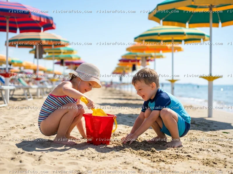 Giochi estivi sulla spiaggia di Rimini sulla Riviera Romagnola