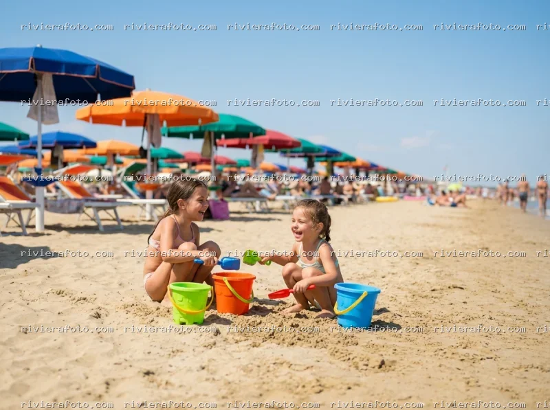 Bambine giocano sulla spiaggia di Rimini sulla Riviera Romagnola