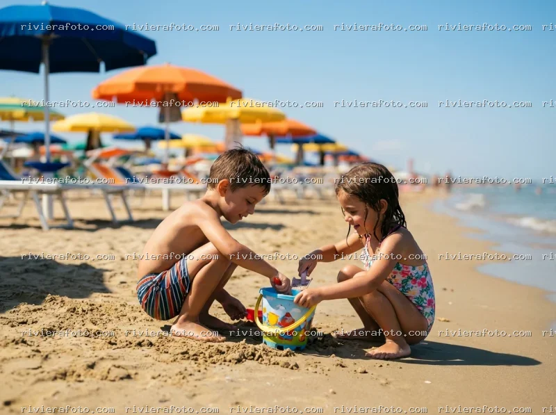 Bambini che giocano sulla spiaggia di Rimini sulla Riviera Romagnola