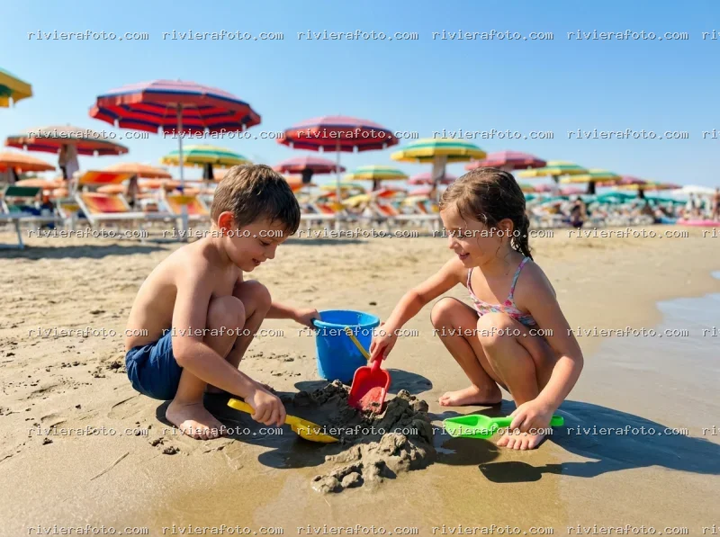 Bambini che giocano sulla spiaggia di Rimini sulla Riviera Romagnola