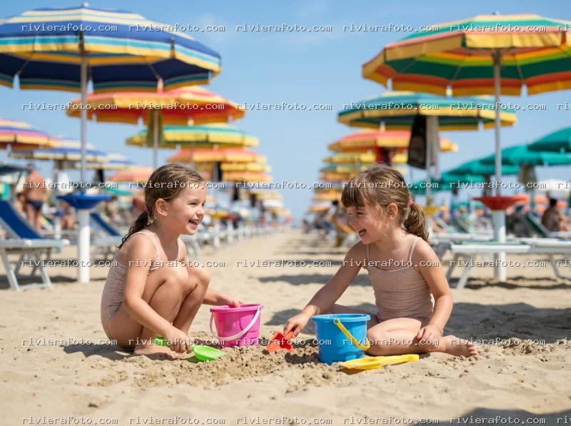 Bambine felici sulla spiaggia di Rimini sulla Riviera Romagnola