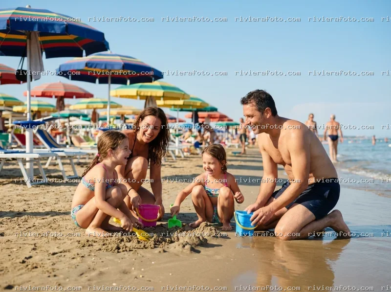 Famiglia in vacanza su una spiaggia di Rimini sulla Riviera Romagnola