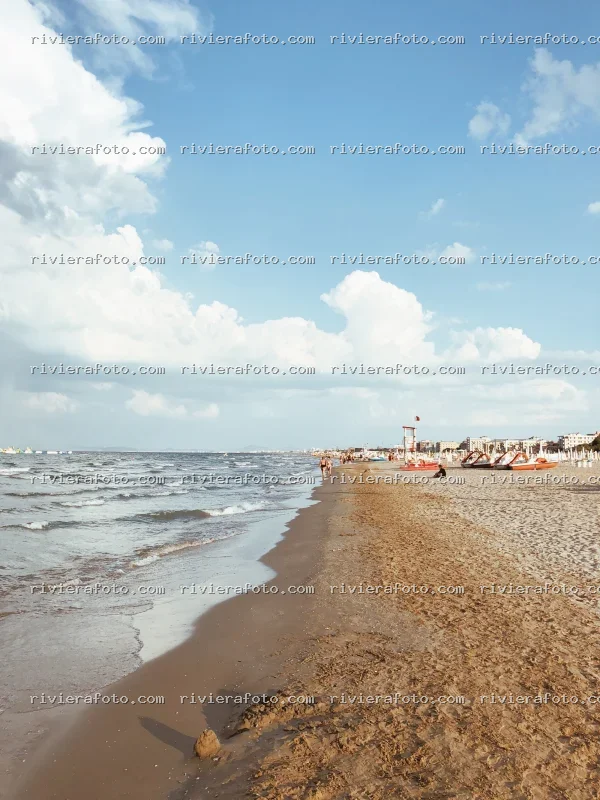Spiaggia a Rimini sulla Riviera Romagnola in una giornata estiva