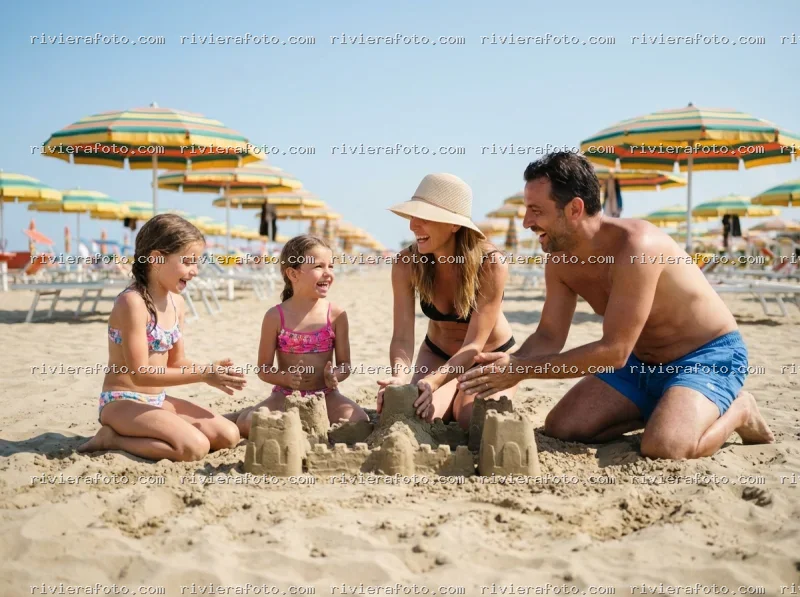 Famiglia felice sulla spiaggia di Rimini, sulla Riviera Romagnola