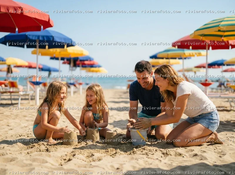 Famiglia in spiaggia a Rimini, sulla Riviera Romagnola