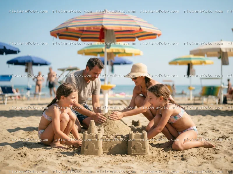 Famiglia in spiaggia a Rimini, sulla Riviera Romagnola