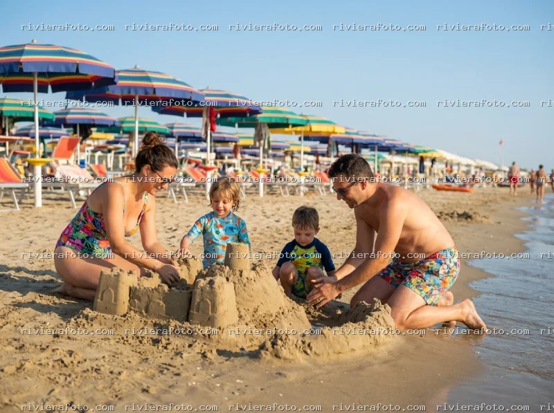 Famiglia sulla spiaggia di Rimini, sulla Riviera Romagnola