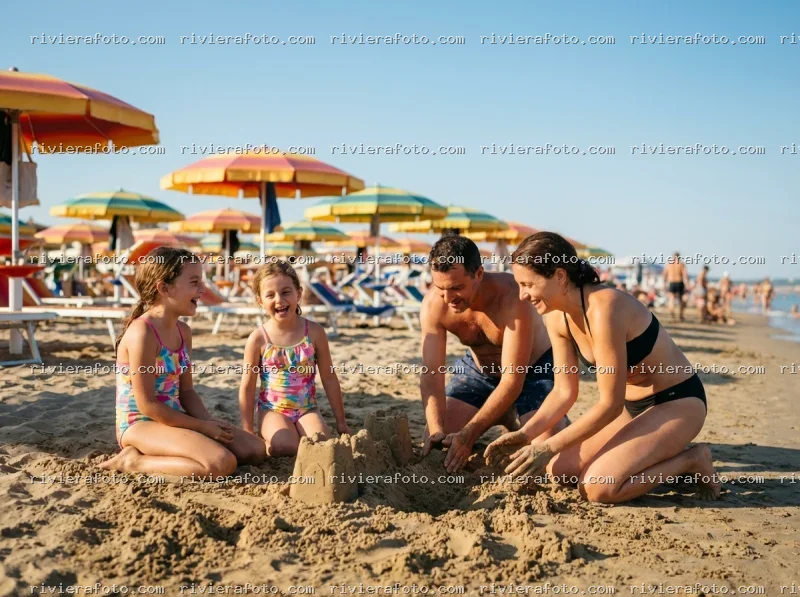 Famiglia sulla spiaggia di Rimini, sulla Riviera Romagnola