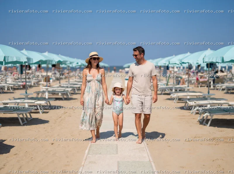 Famiglia in vacanza sulla spiaggia di Rimini nella Riviera Romagnola