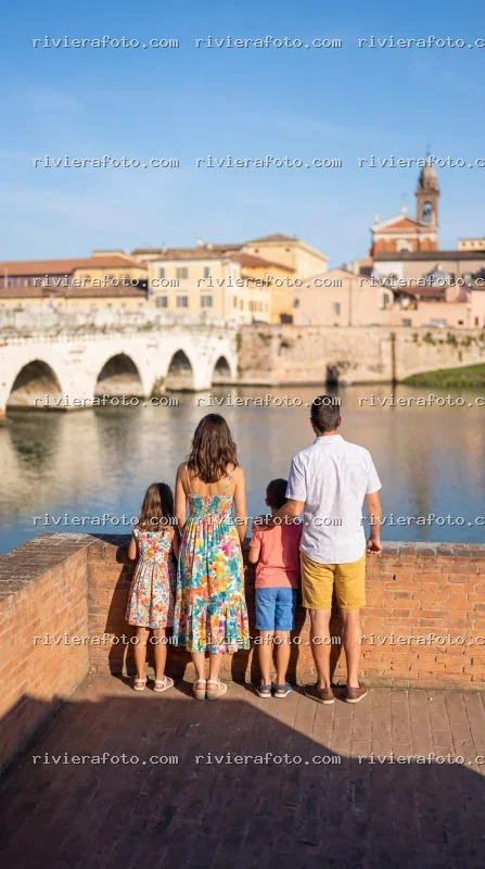 Famiglia ammira il Ponte di Tiberio a Rimini